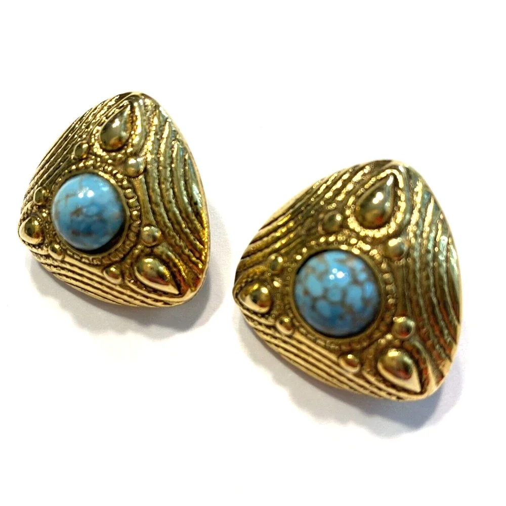 GJD GINNIE JOHANSEN Textured Gold Tone Faux Turquoise Triangle 1” Clip Earrings